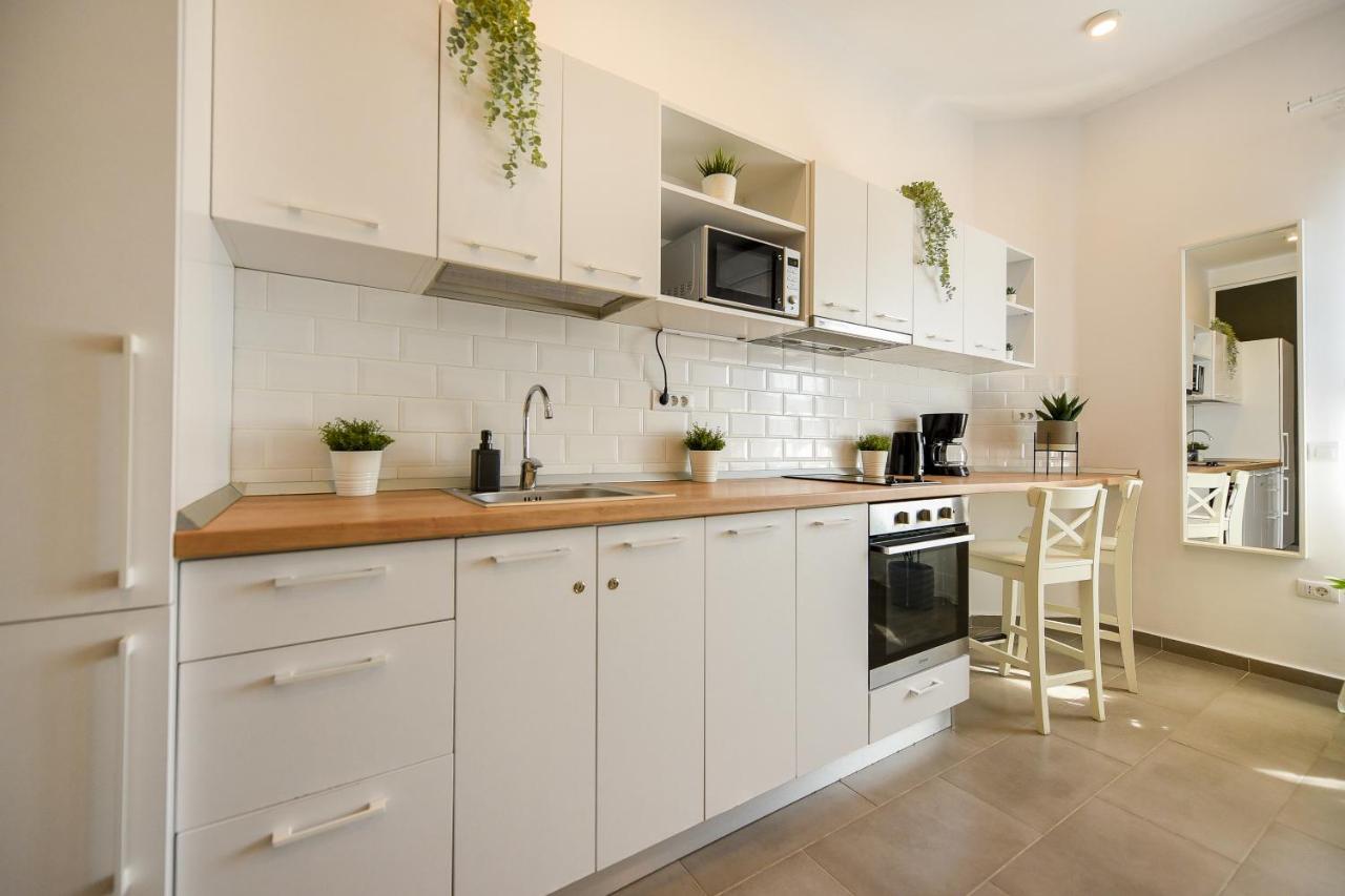 Classy Comfort - Chic Studio On Regina Elisabeta Bukares Bagian luar foto